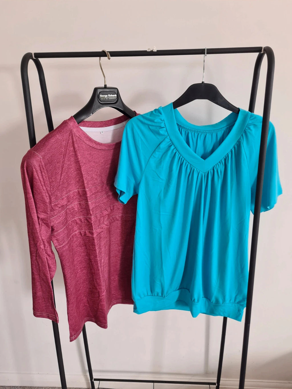 Shein women 2pcs blue V-neck short sleeve top and red long sleeves round neck sweatshirt casual M/10