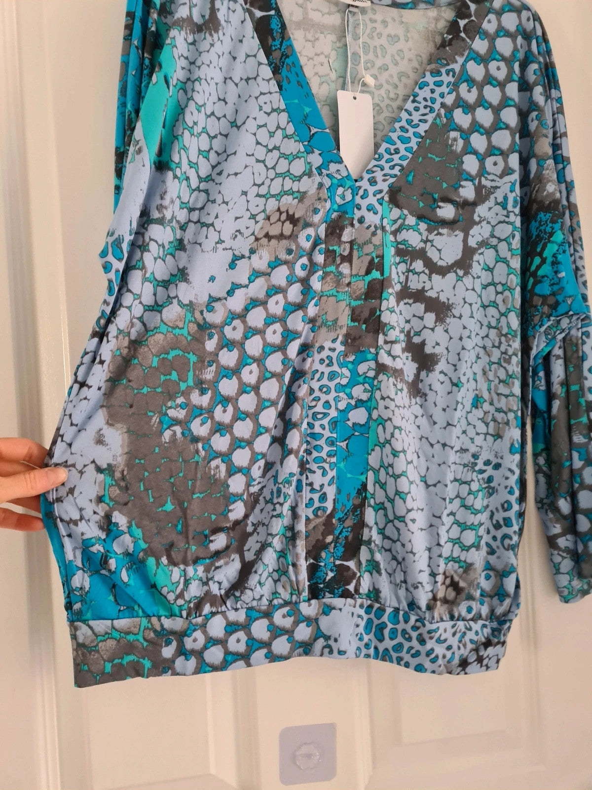 Buffalo women blue animal print long bat sleeve V-neck blouse shirt viscose top casual M/L