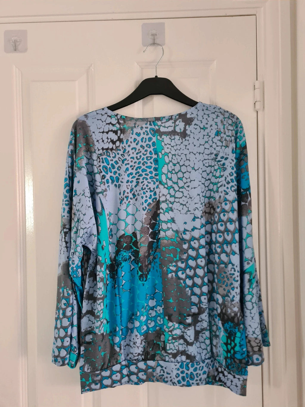 Buffalo women blue animal print long bat sleeve V-neck blouse shirt viscose top casual M/L