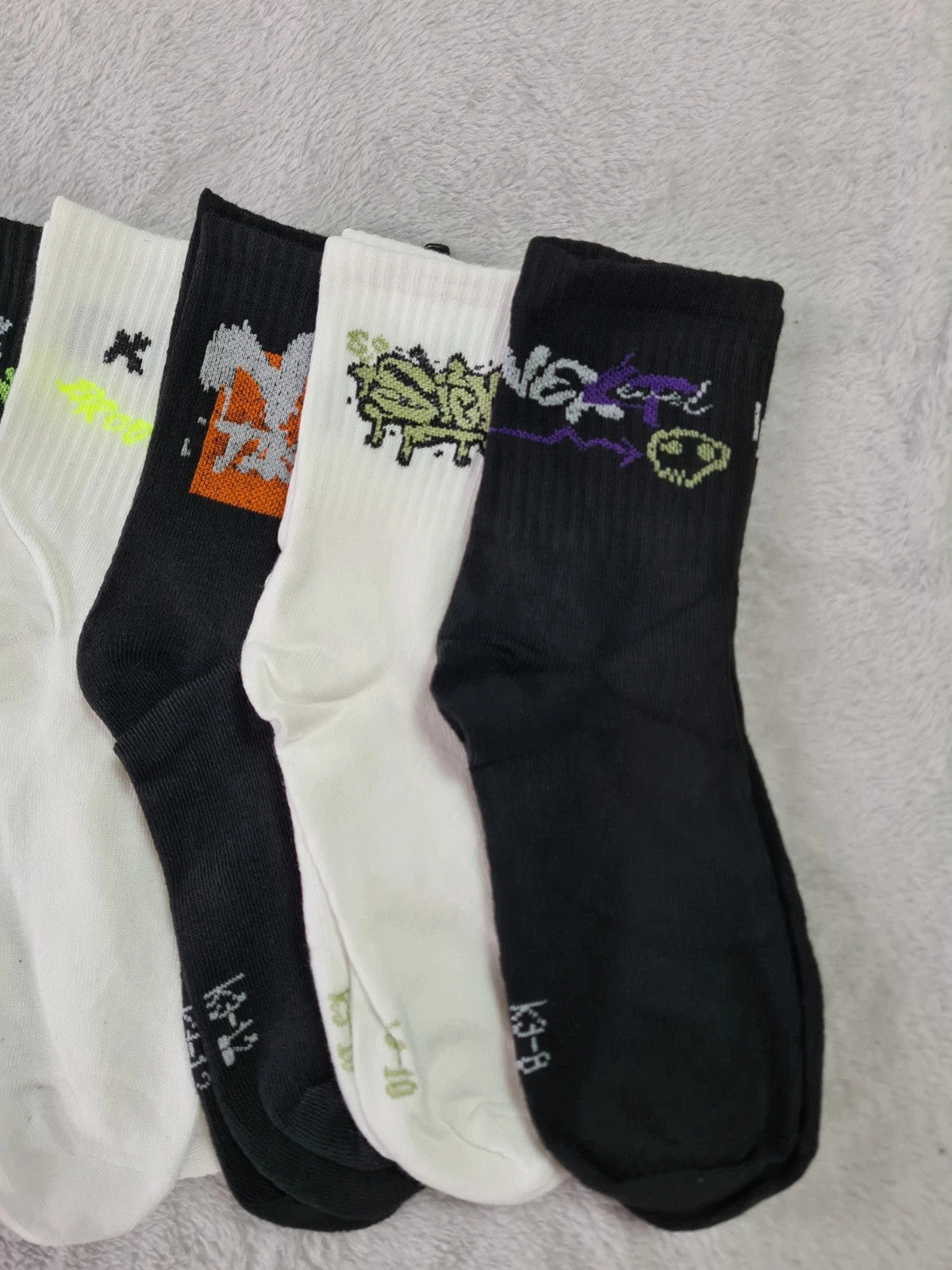Generic teen girls/boys mid calf socks fashion graffiti pattern 5psc black/white EU34-38/UK2-5