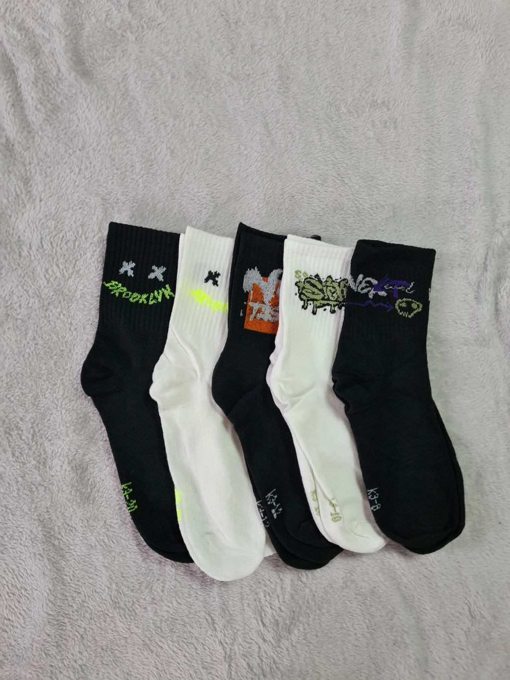 Generic teen girls/boys mid calf socks fashion graffiti pattern 5psc black/white EU34-38/UK2-5