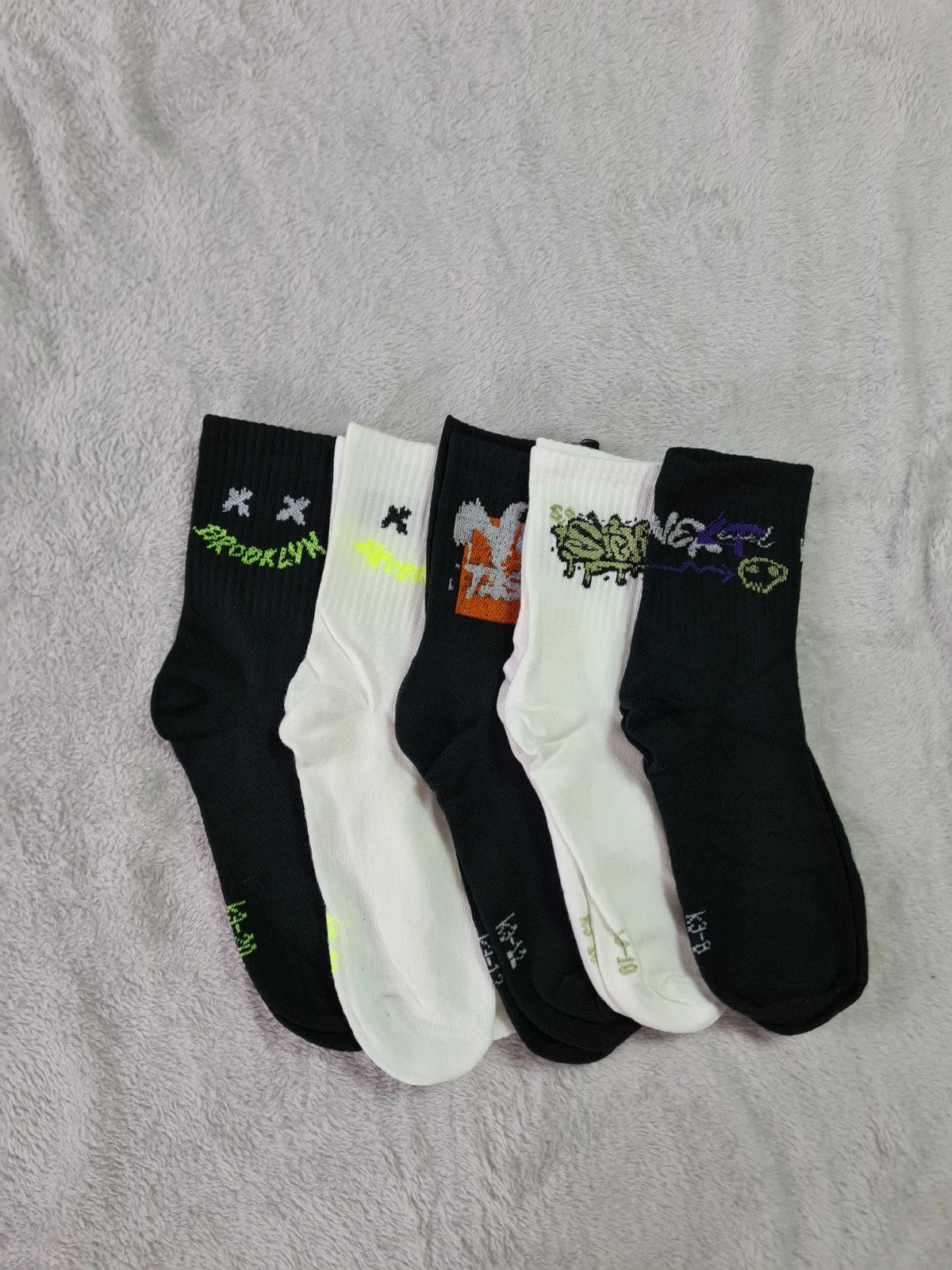 Generic teen girls/boys mid calf socks fashion graffiti pattern 5psc black/white EU34-38/UK2-5