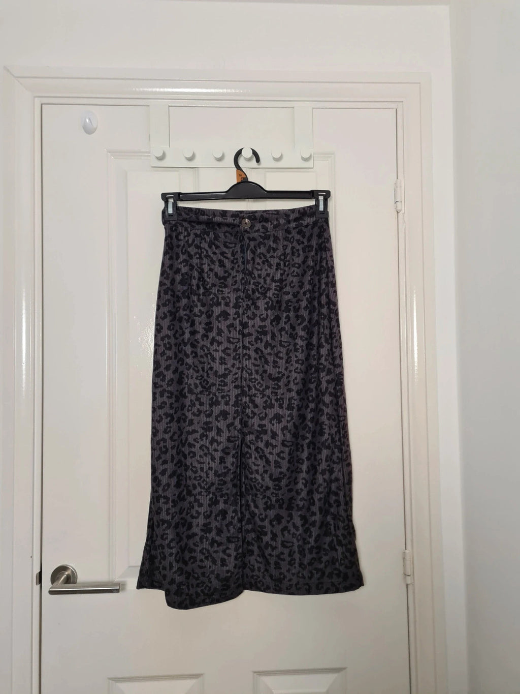 Dazy women purple/black leopard print mid length A-line skirt front split buttons casual M/10