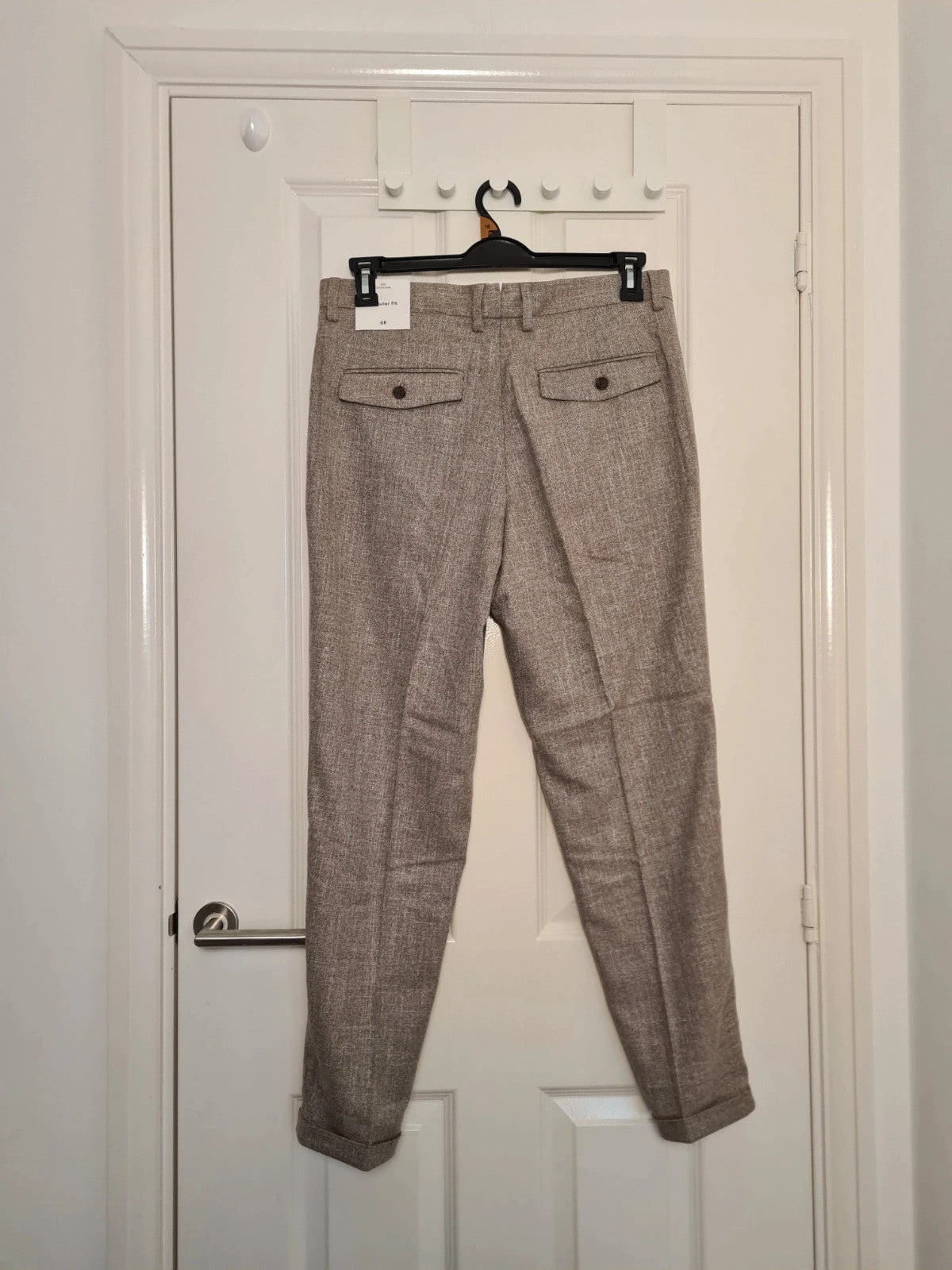 H&M men beige regular fit tailored suit trousers tapered straight leg turn up hems pockets W33/M