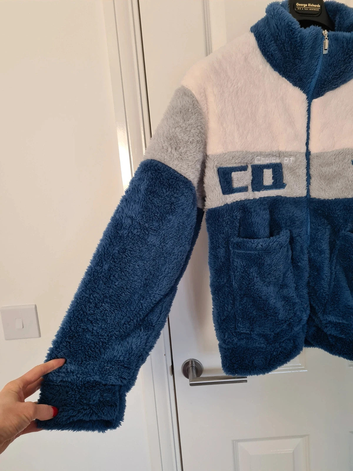 Generic women color block fleece lined fluffy winter jacket zipper blue/white print letters L/12