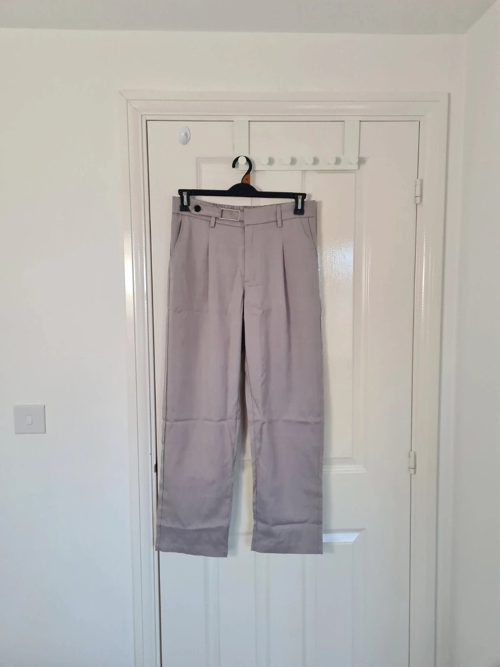 Manfinity man light grey suit trousers tailored straight leg pants pockets elastic waistband M