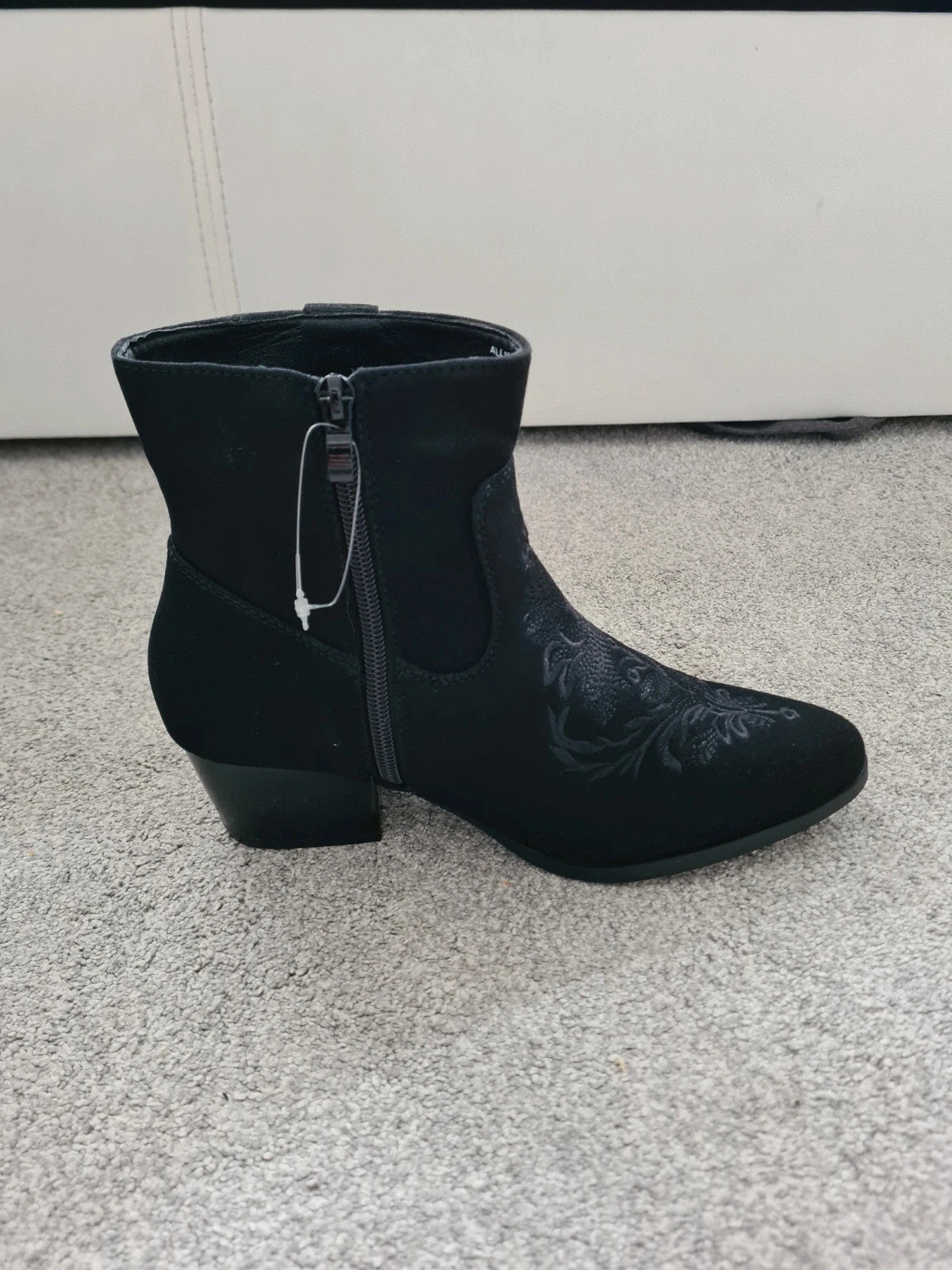 Generic women black seude ankle boots zip side block heels cap toe embroidered 4.5/37