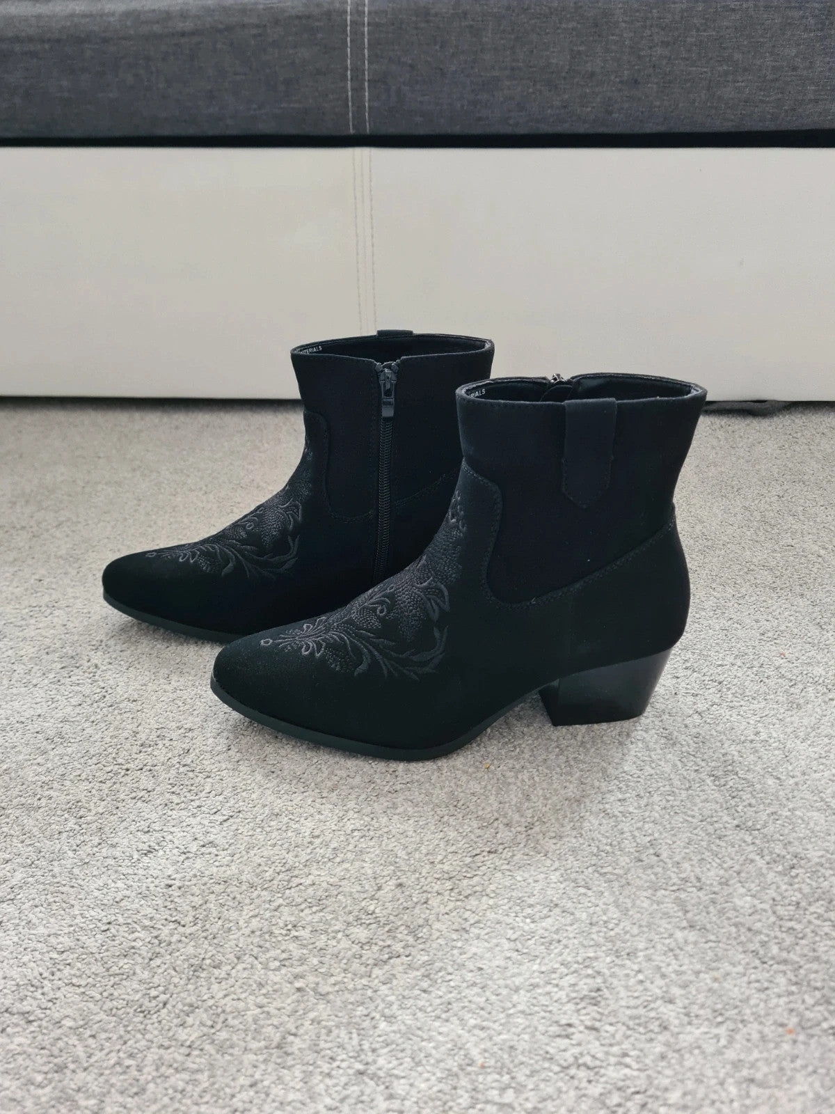 Generic women black seude ankle boots zip side block heels cap toe embroidered 4.5/37
