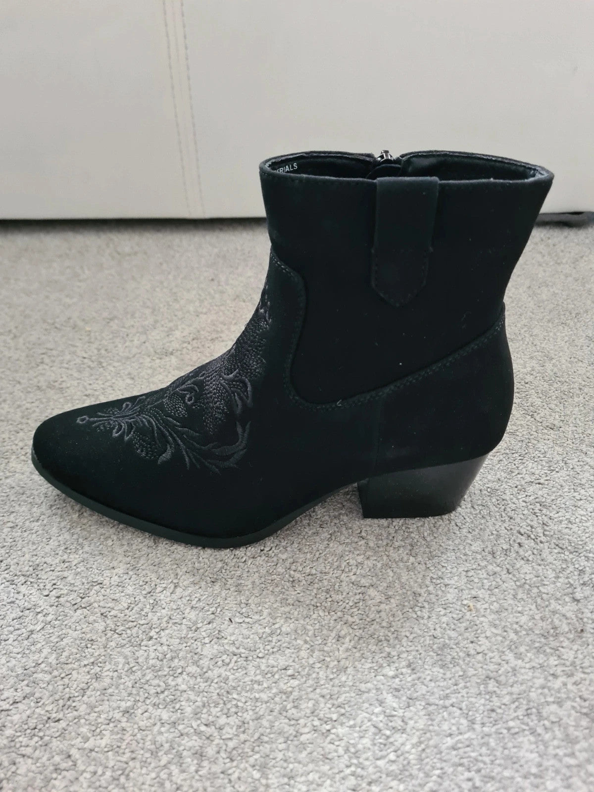 Generic women black seude ankle boots zip side block heels cap toe embroidered 4.5/37