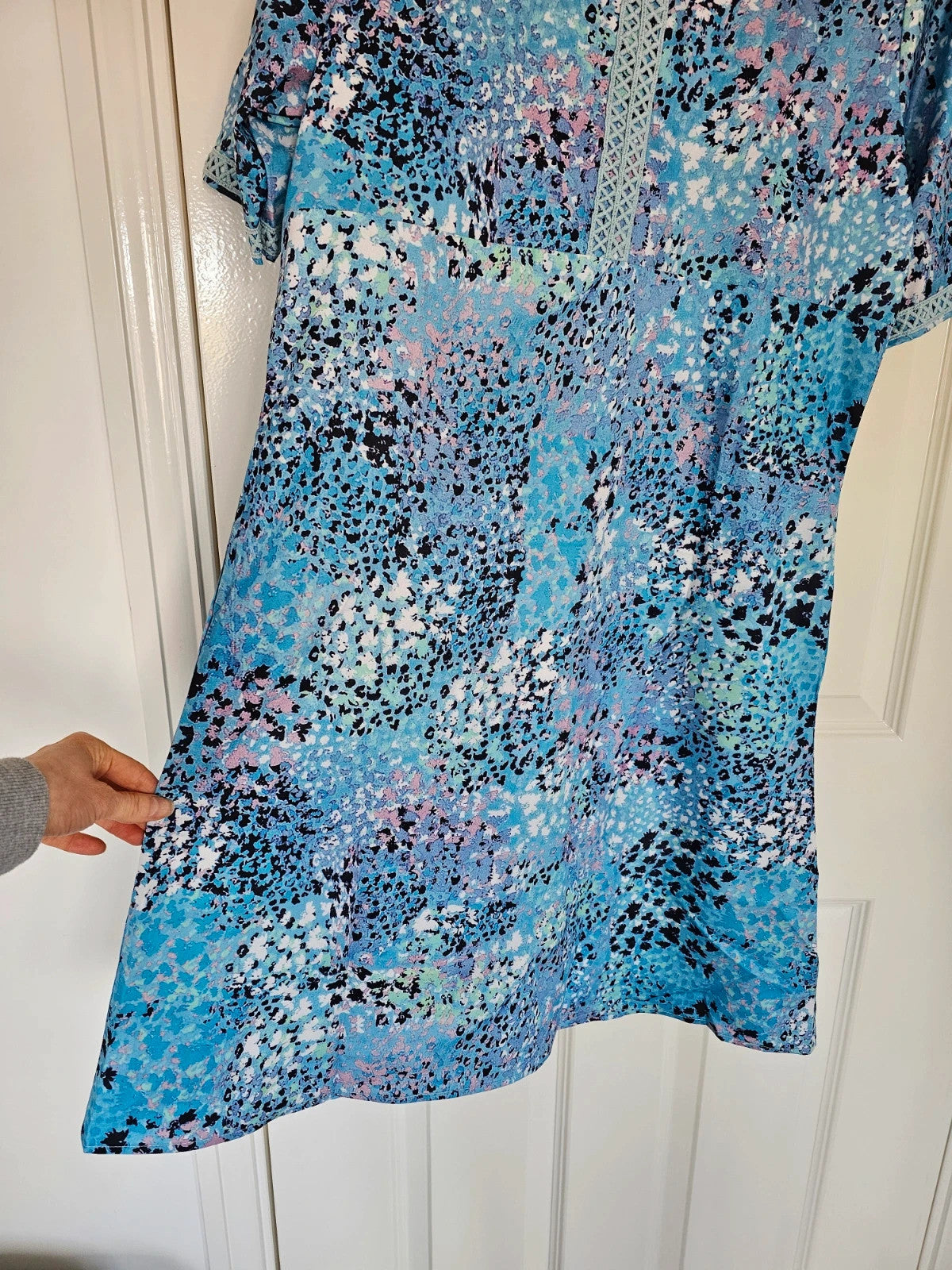 Shein light flowy short sleeve V-neck dress women knee length leopard abstract summer blue M/10