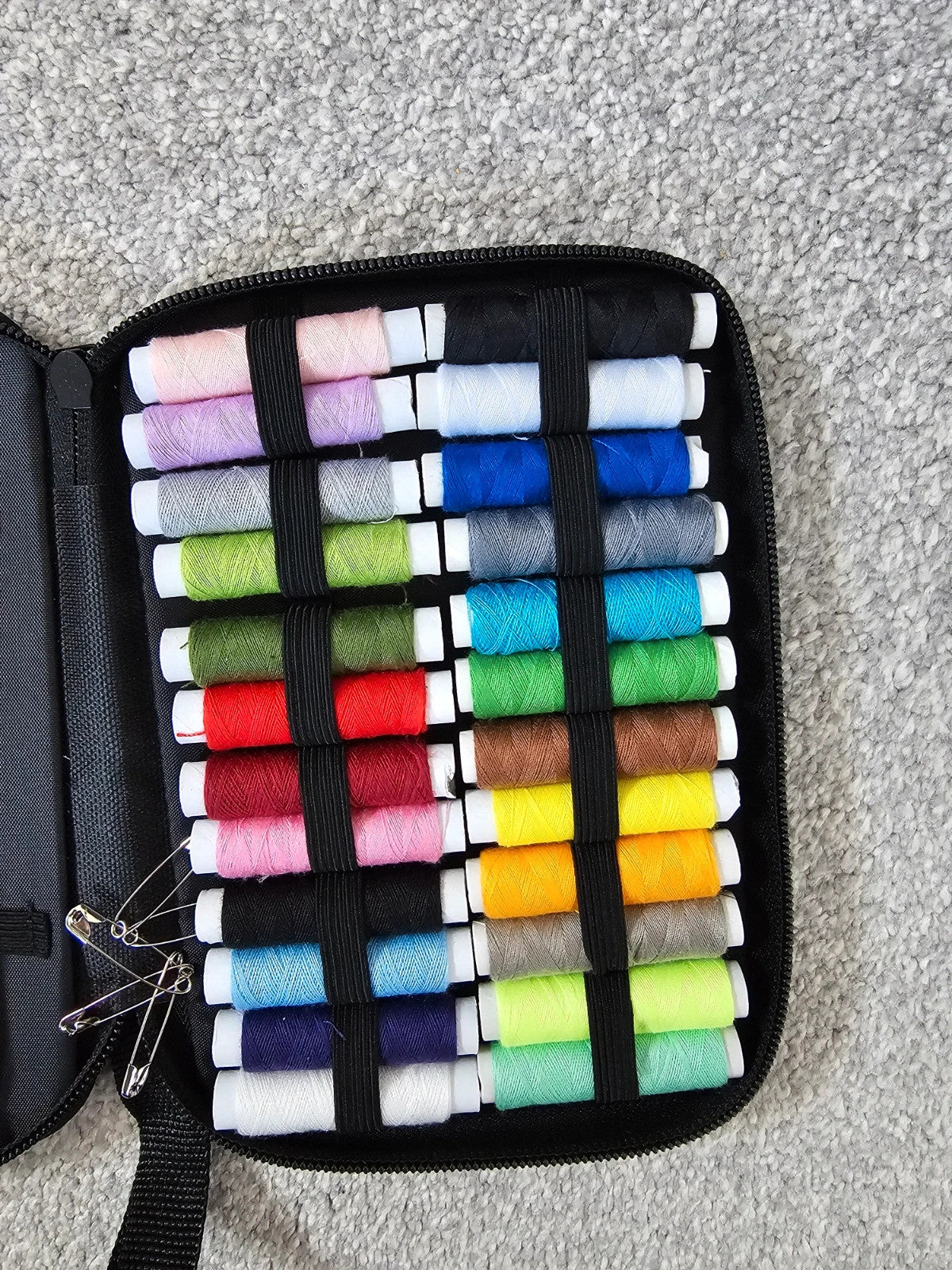 Generic sewing kit with case 130pcs threads mending sewing needles scissor thimble tape measure