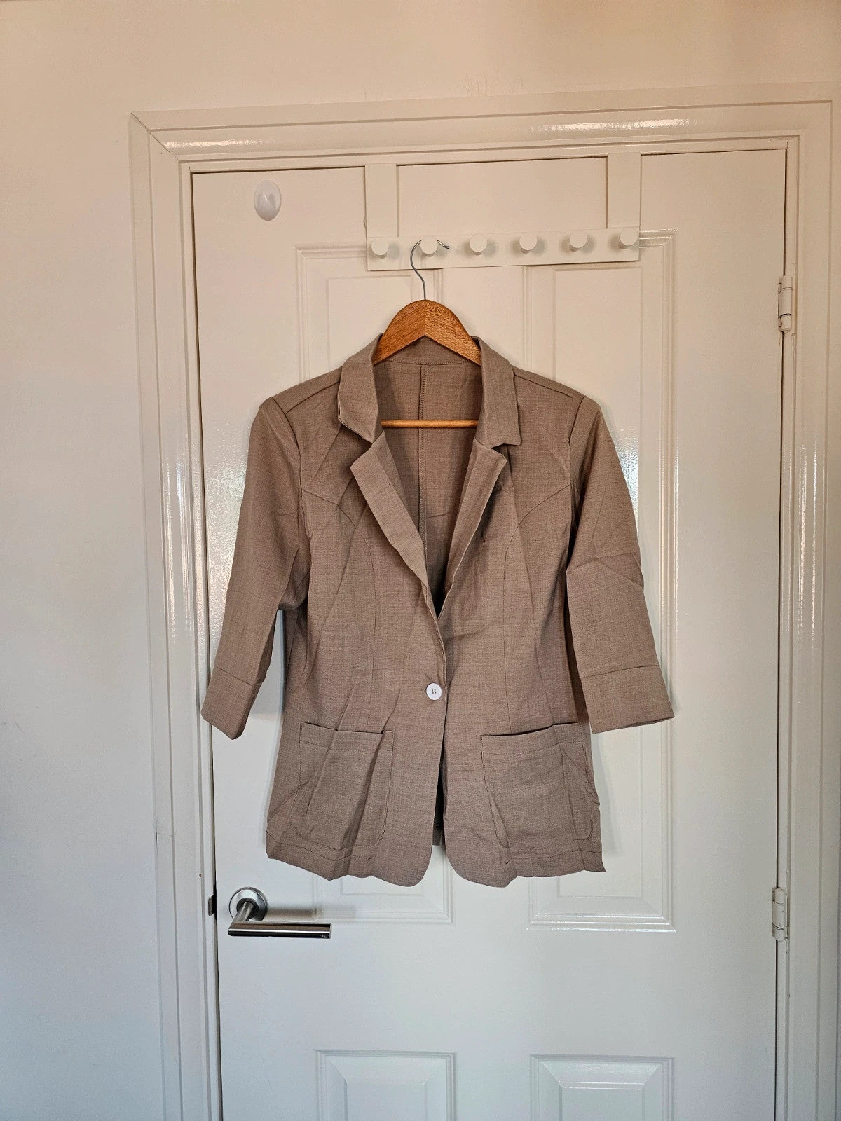 Generic single button blazer 3/4 sleeve women patch pocket notch lapel beige M/10