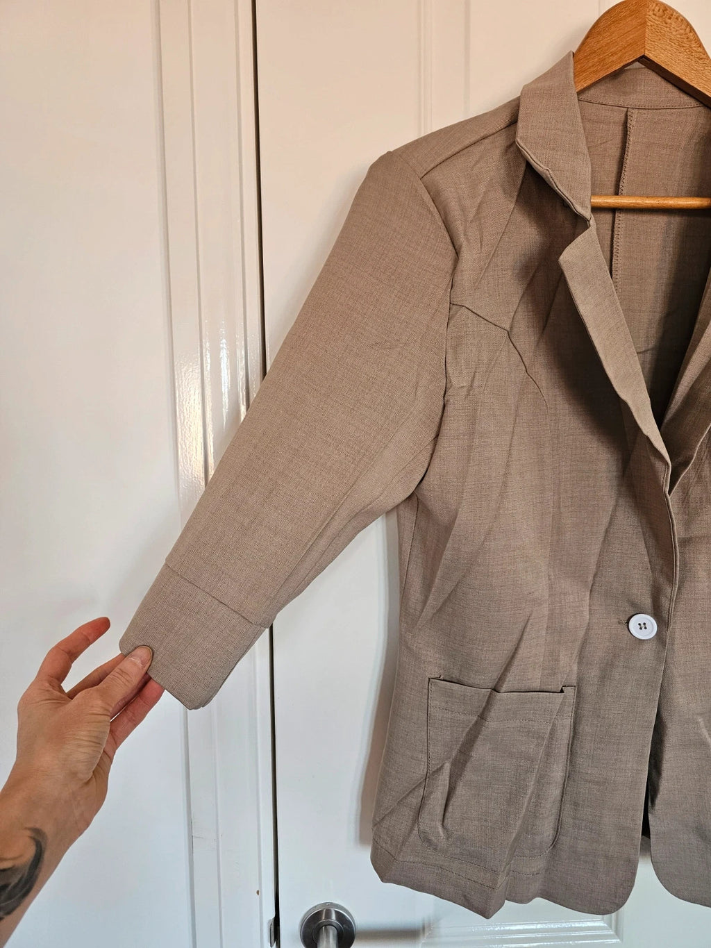 Generic single button blazer 3/4 sleeve women patch pocket notch lapel beige M/10