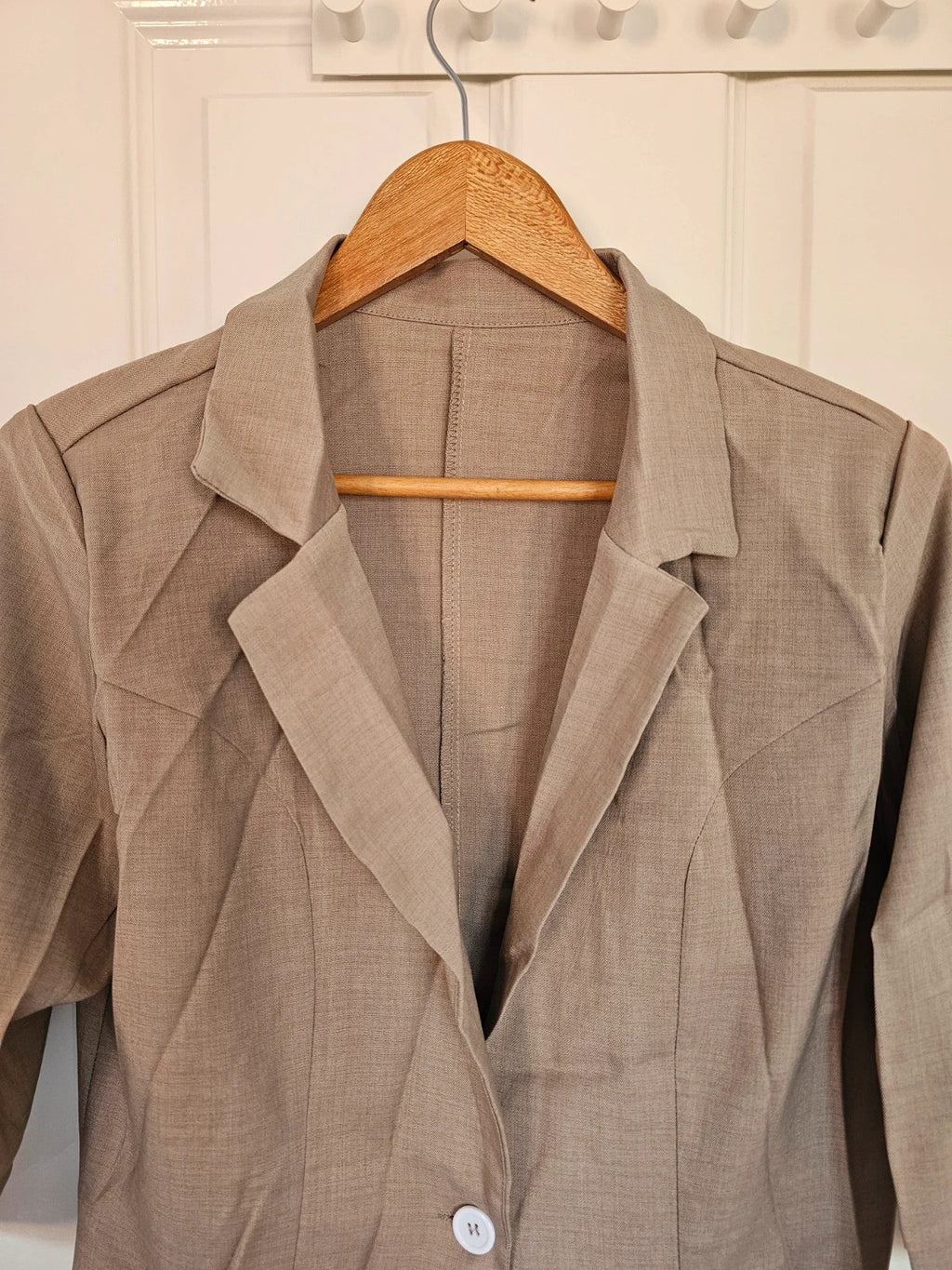 Generic single button blazer 3/4 sleeve women patch pocket notch lapel beige M/10