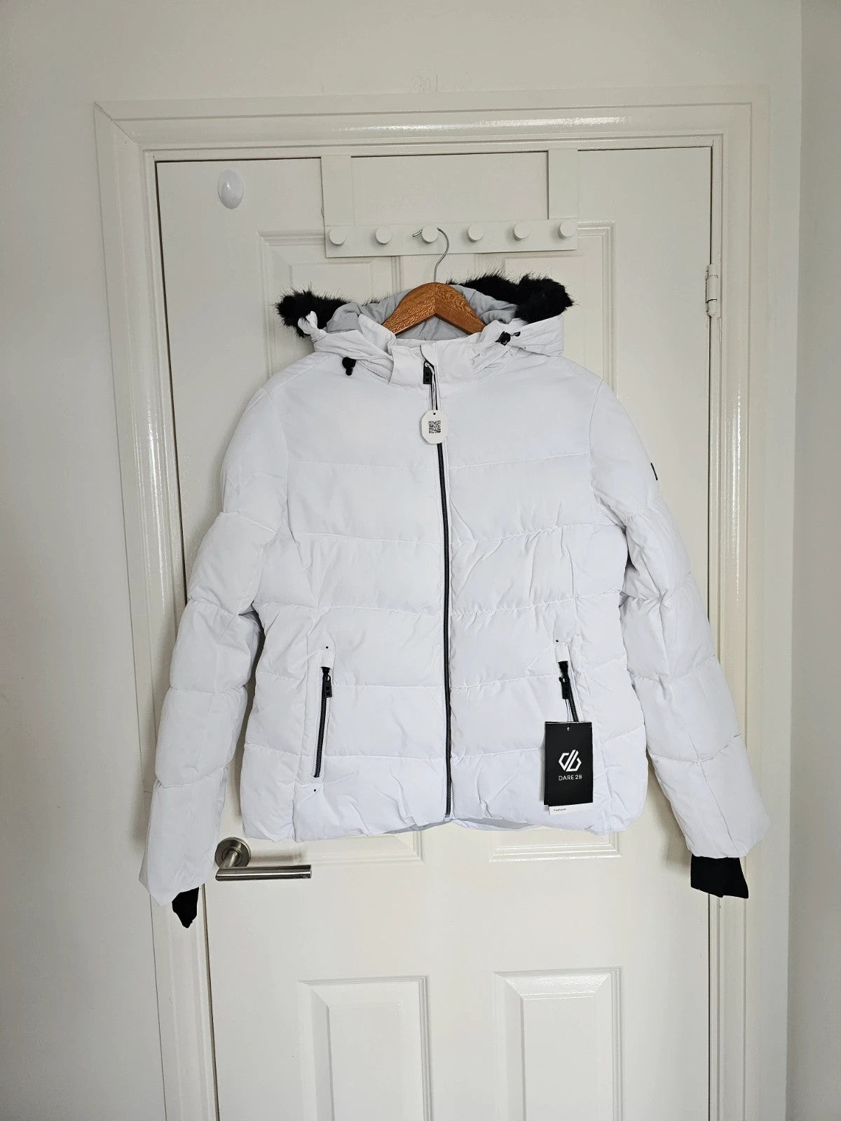 Dare2b white ski jacket with removable faux-fur hood, adjustable hem, and multiple pockets.