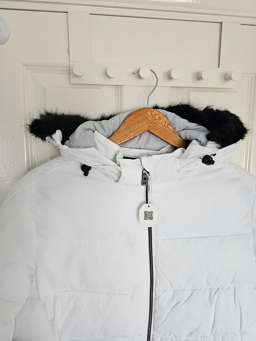 Dare2b white ski jacket with removable faux-fur hood, adjustable hem, and multiple pockets.