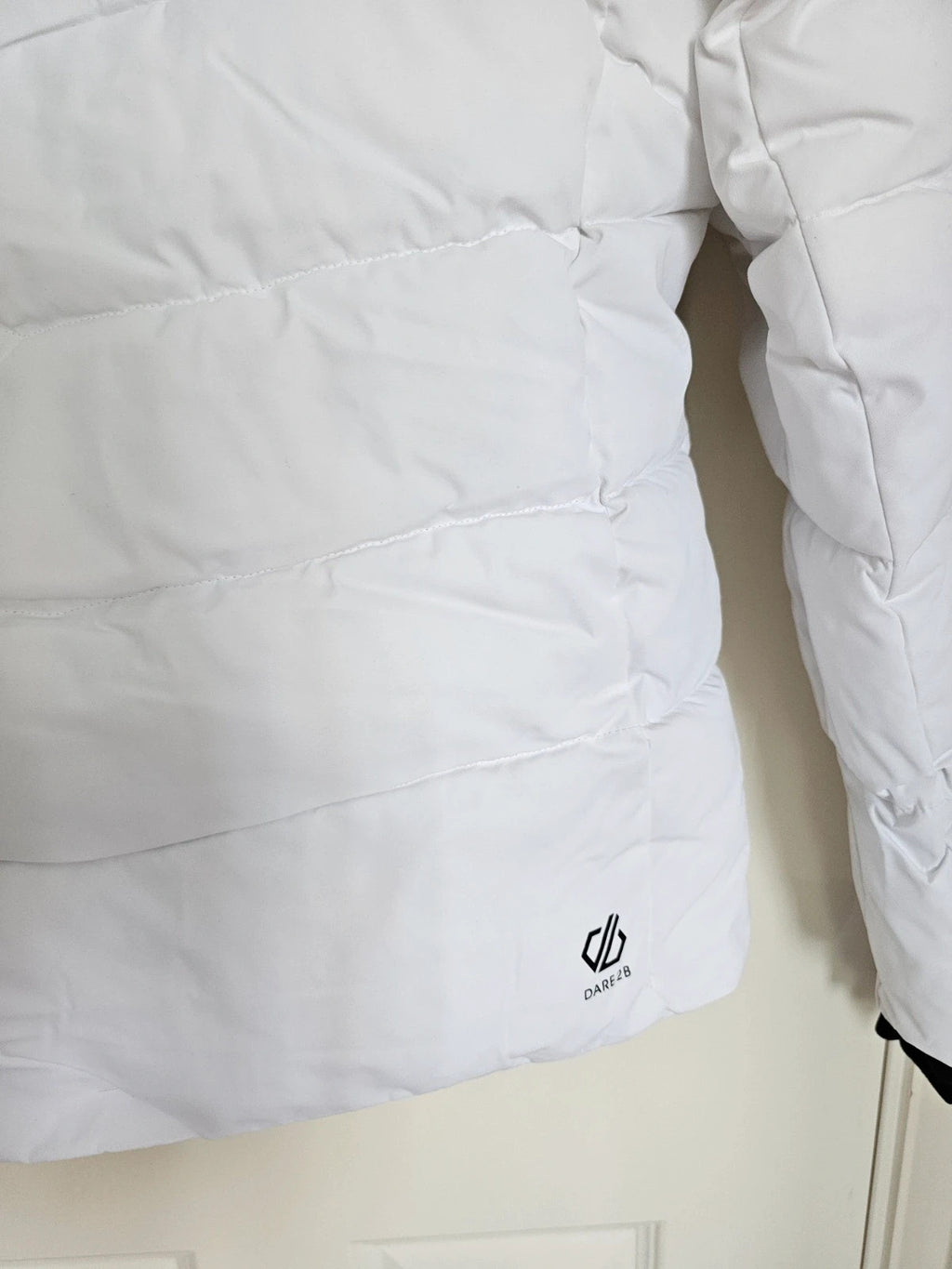 Dare2b white ski jacket with removable faux-fur hood, adjustable hem, and multiple pockets.