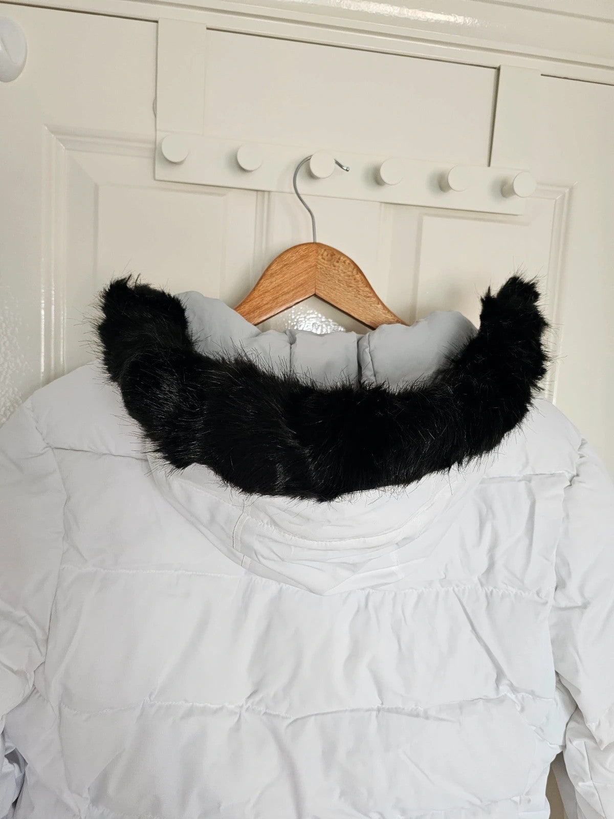 Dare2b white ski jacket with removable faux-fur hood, adjustable hem, and multiple pockets.