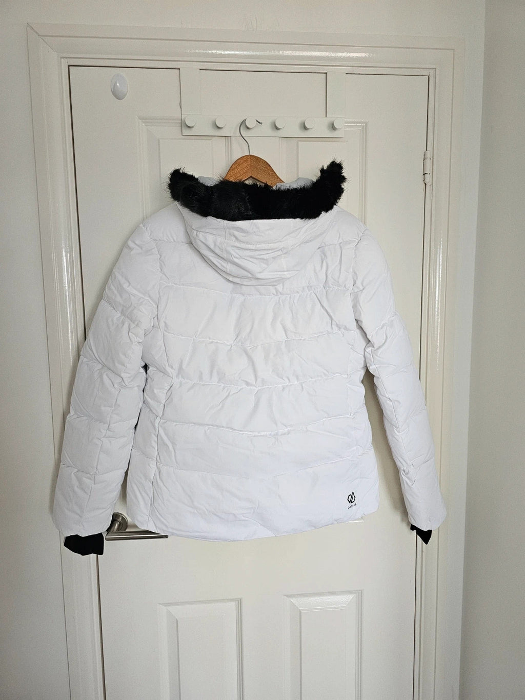 Dare2b white ski jacket with removable faux-fur hood, adjustable hem, and multiple pockets.