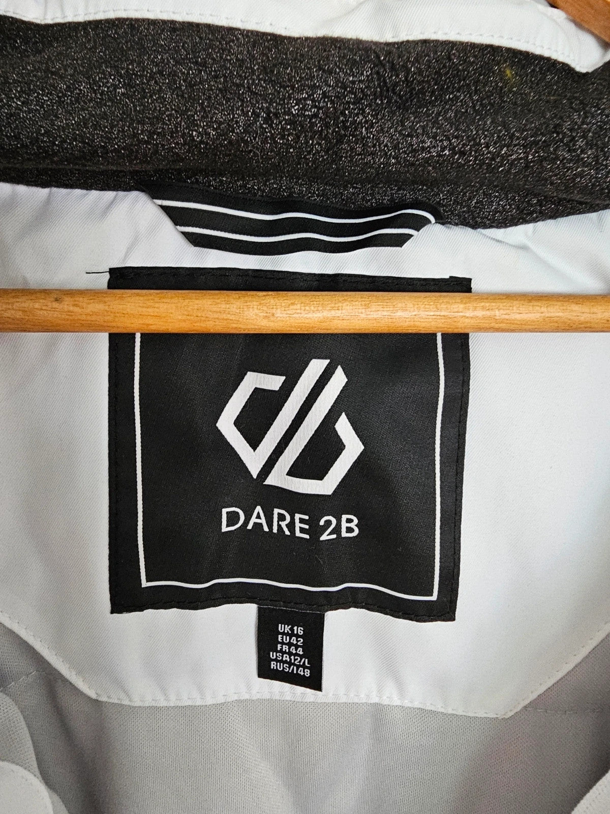 Dare2b white ski jacket with removable faux-fur hood, adjustable hem, and multiple pockets.