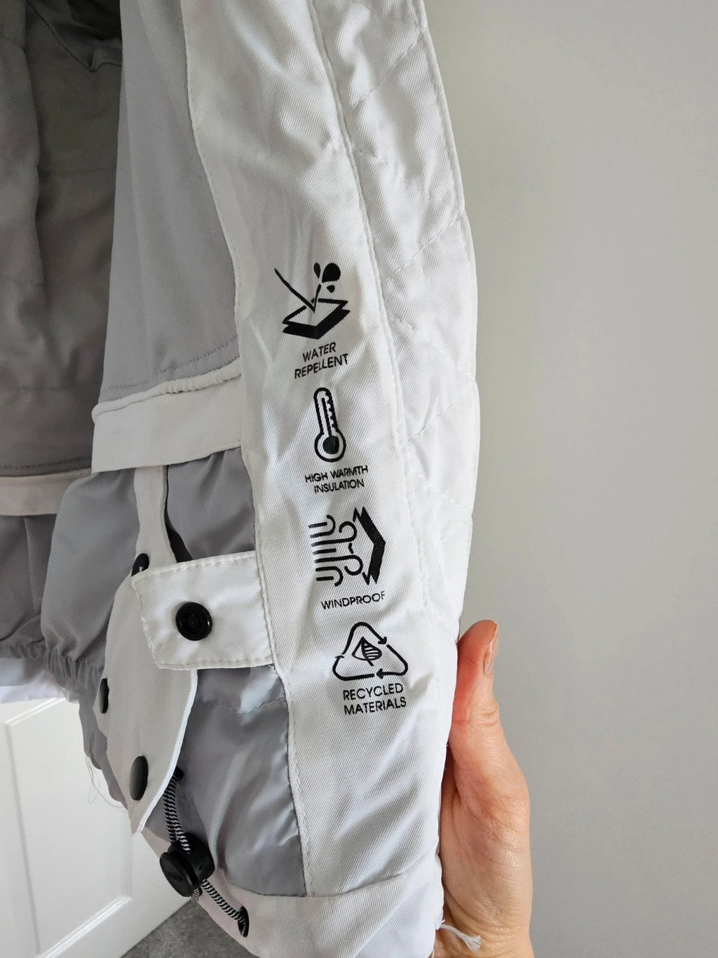 Dare2b white ski jacket with removable faux-fur hood, adjustable hem, and multiple pockets.