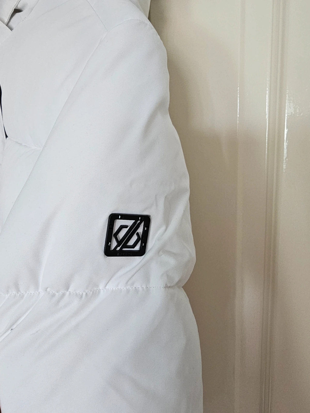 Dare2b white ski jacket with removable faux-fur hood, adjustable hem, and multiple pockets.