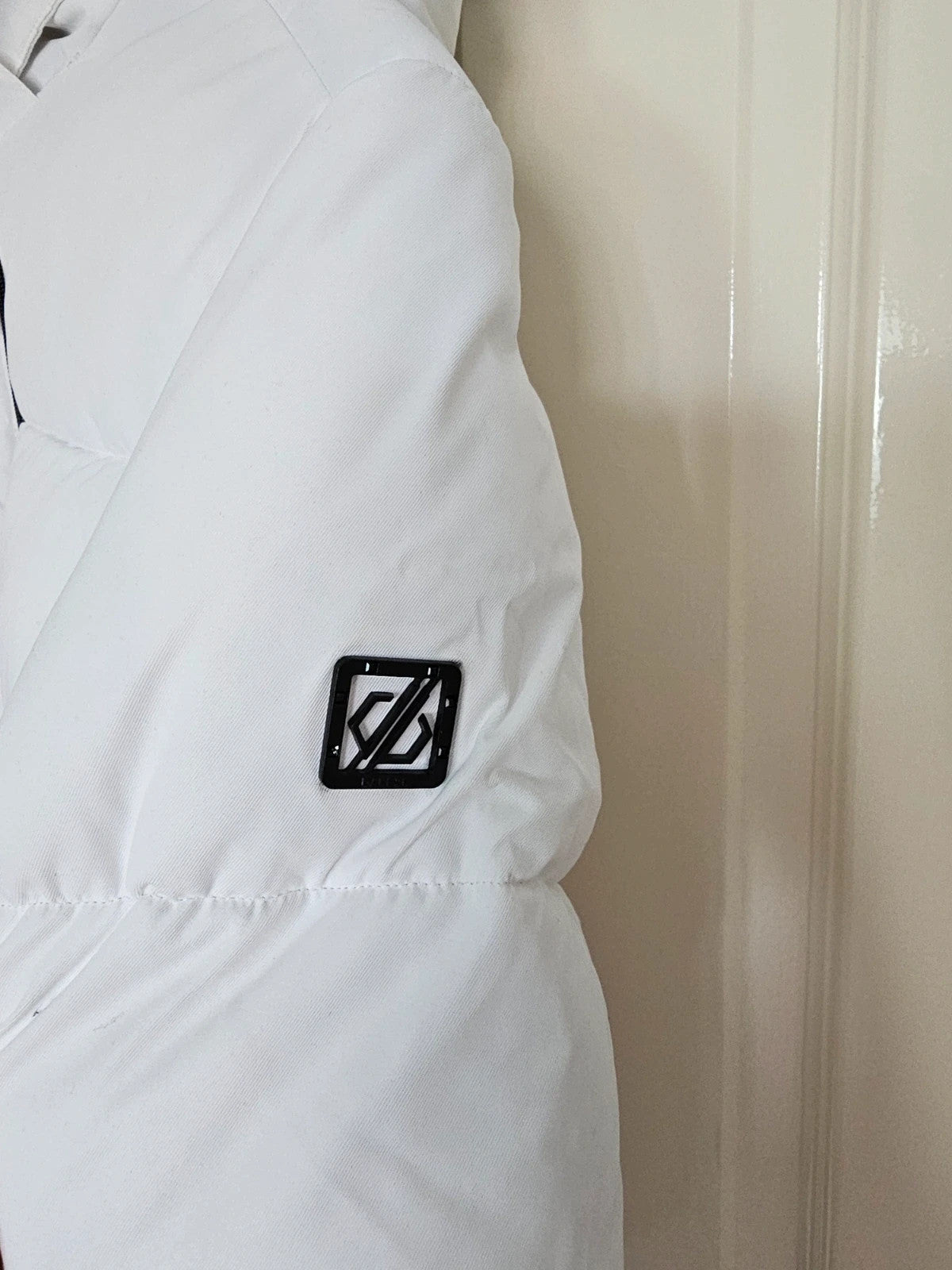 Dare2b white ski jacket with removable faux-fur hood, adjustable hem, and multiple pockets.
