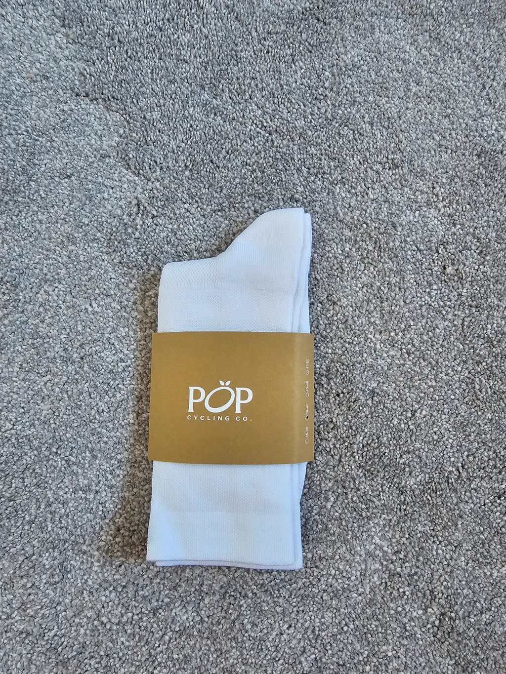 POP white cycling socks with logo, termoregulating quick-dry Q-Skin® material.