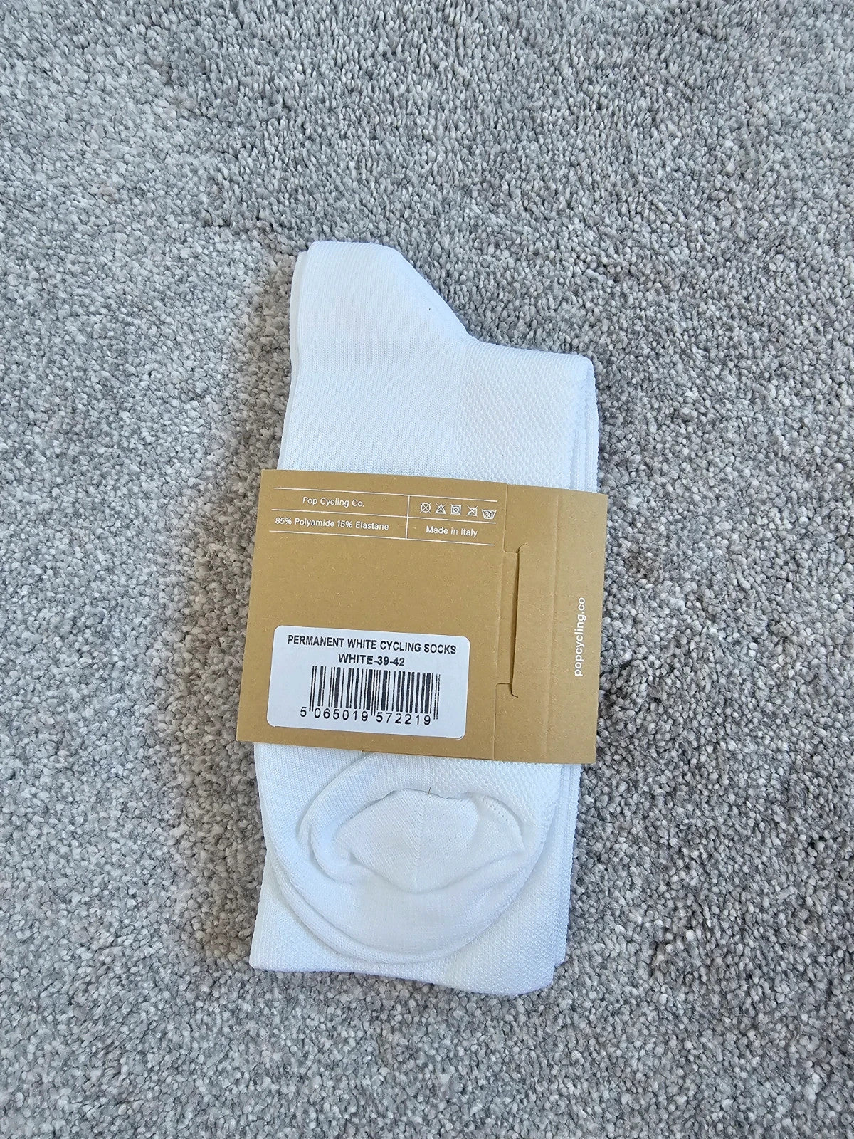 POP white cycling socks with logo, termoregulating quick-dry Q-Skin® material.