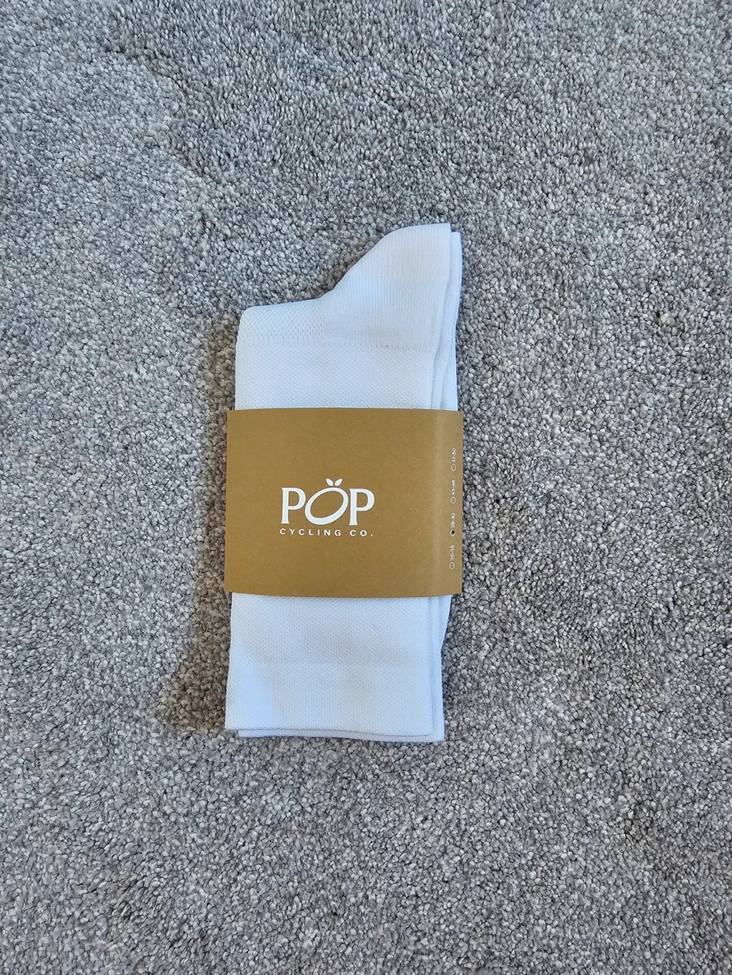 POP white cycling socks with logo, termoregulating quick-dry Q-Skin® material.