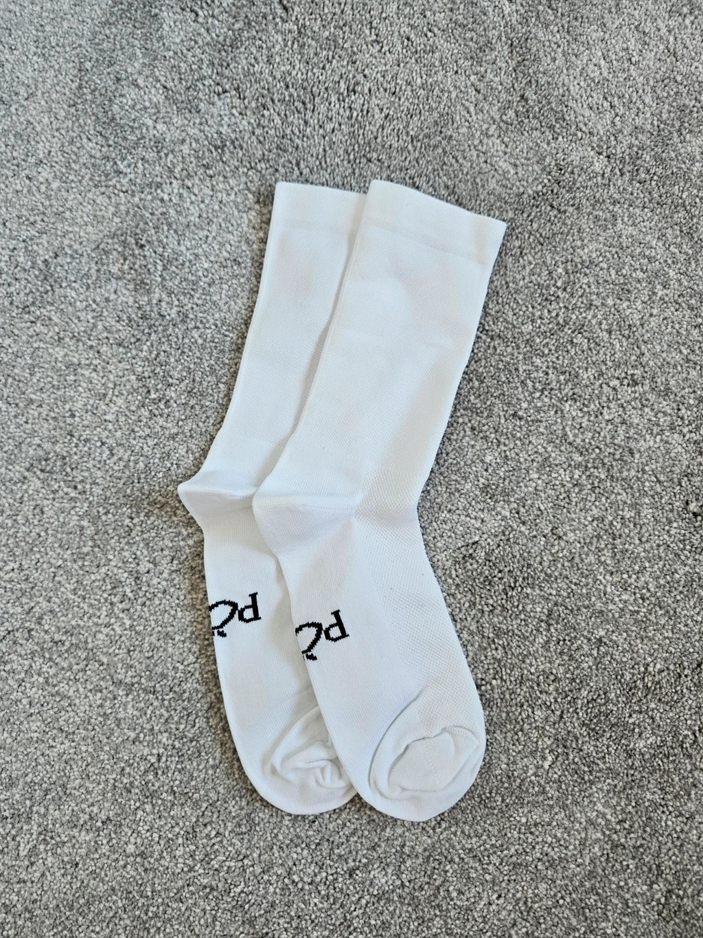 POP white cycling socks with logo, termoregulating quick-dry Q-Skin® material.