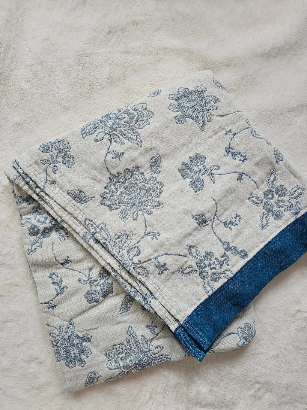 Casa & Beyond blue and white floral jacquard blanket lightweight breathable cotton 150x200cm