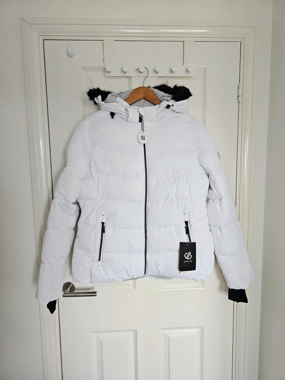 Dare2b white ski jacket with detachable faux fur hood and metal effect zippers.