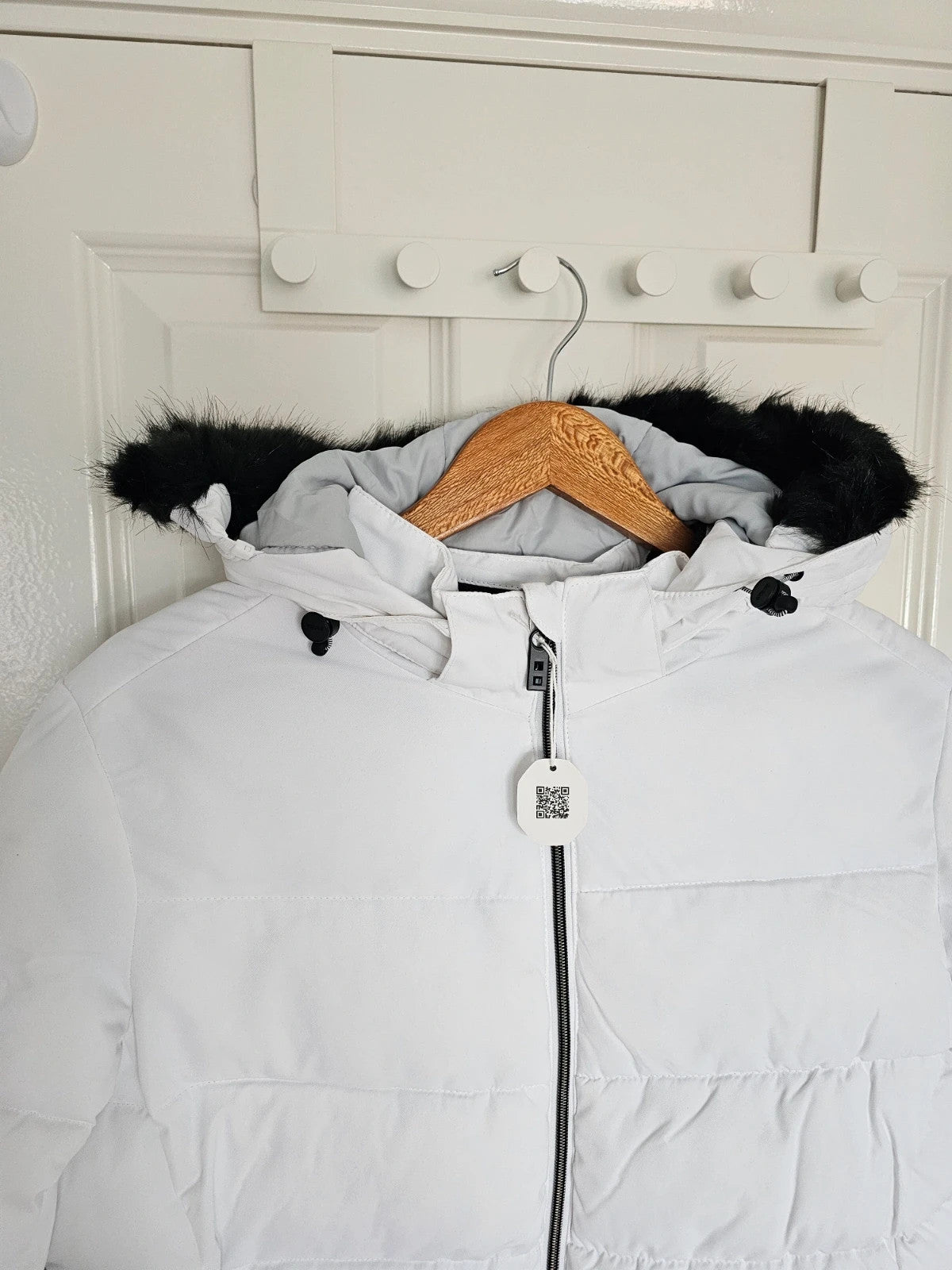 Dare2b white ski jacket with detachable faux fur hood and metal effect zippers.