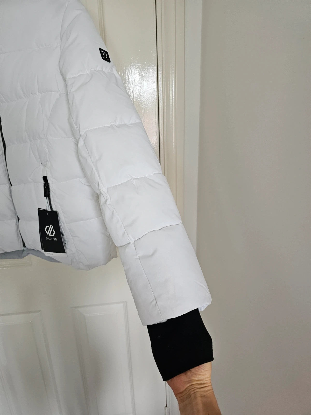 Dare2b white ski jacket with detachable faux fur hood and metal effect zippers.