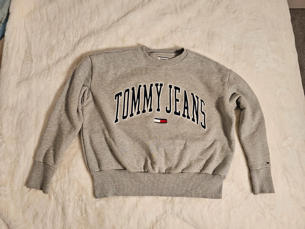 Tommy Jeans grey crew neck sweatshirt with logo, made of 100% cotton.
