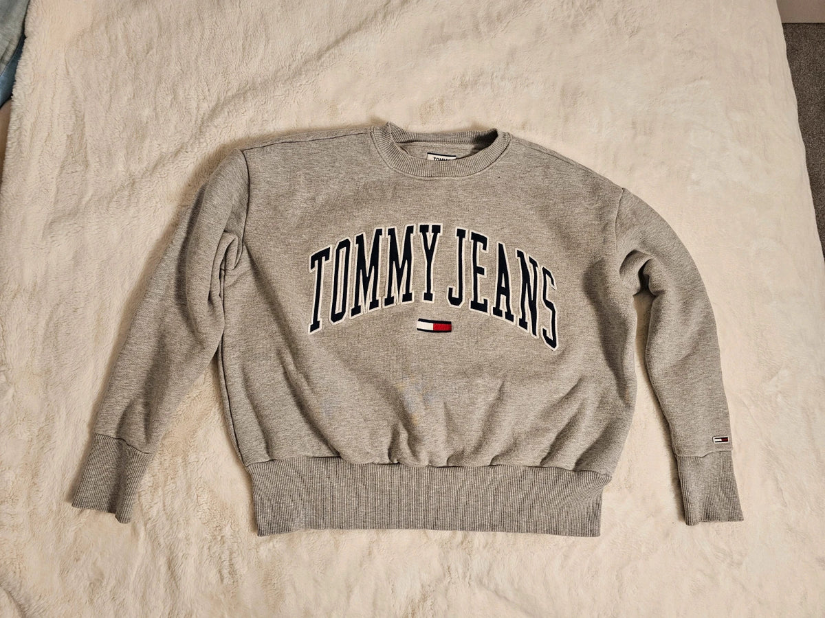 Tommy Jeans grey crew neck sweatshirt with logo, made of 100% cotton.