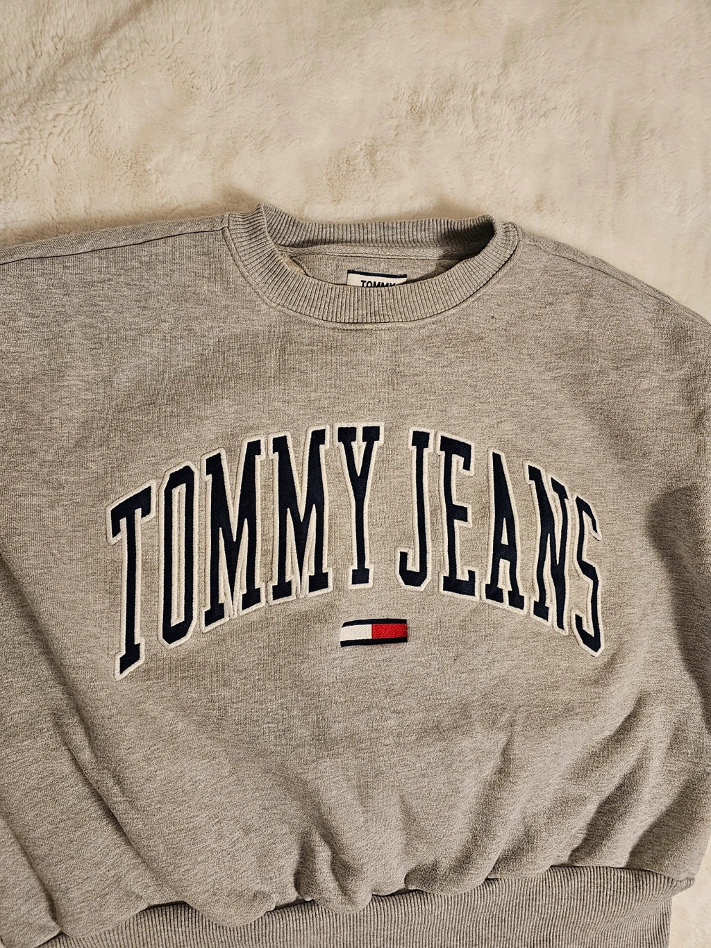 Tommy Jeans grey crew neck sweatshirt with logo, made of 100% cotton.