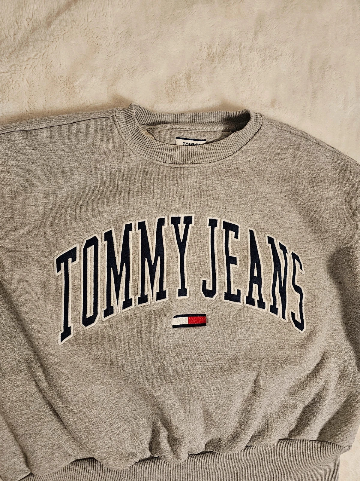 Tommy Jeans grey crew neck sweatshirt with logo, made of 100% cotton.