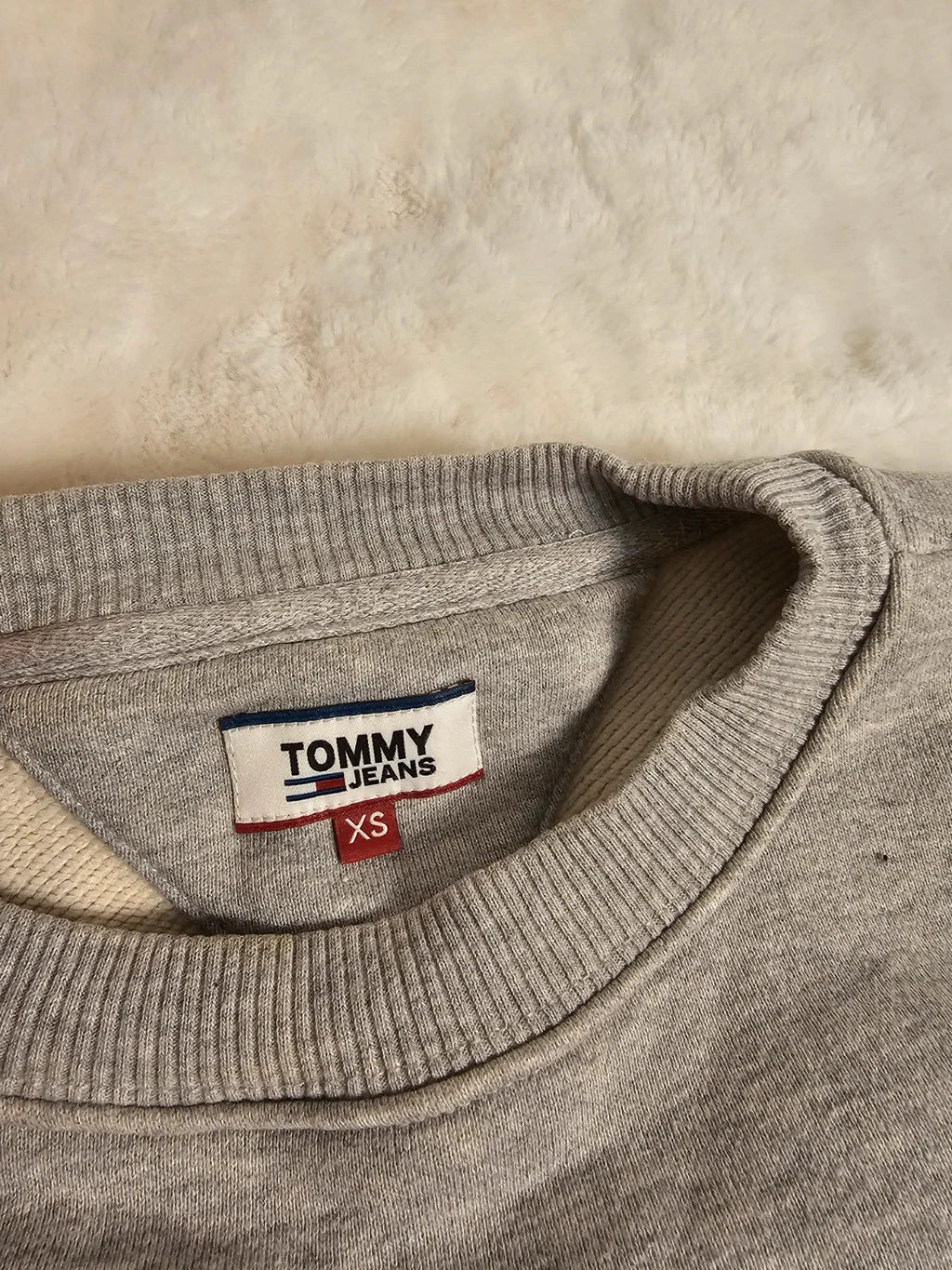 Tommy Jeans grey crew neck sweatshirt with logo, made of 100% cotton.