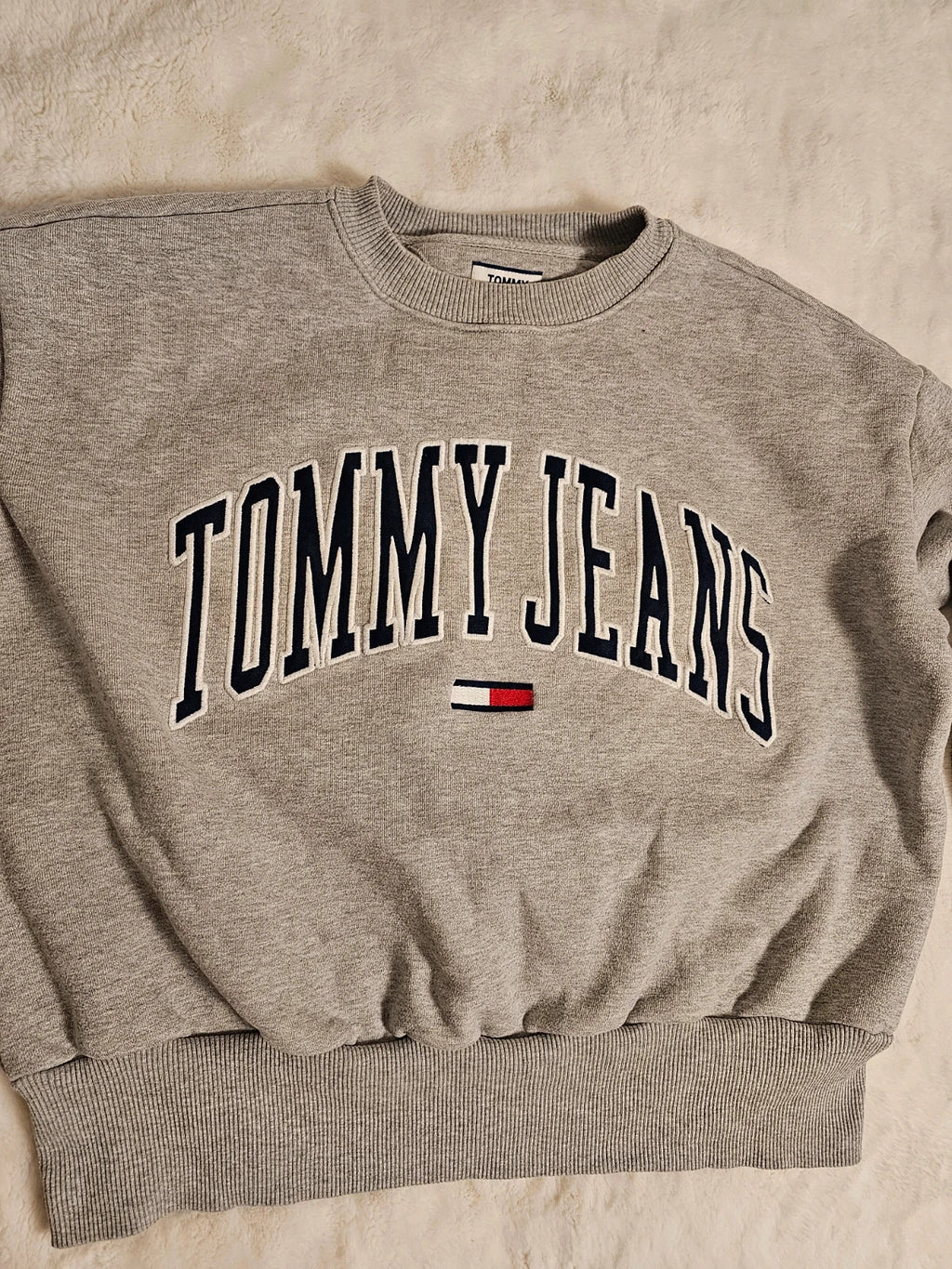 Tommy Jeans grey crew neck sweatshirt with logo, made of 100% cotton.