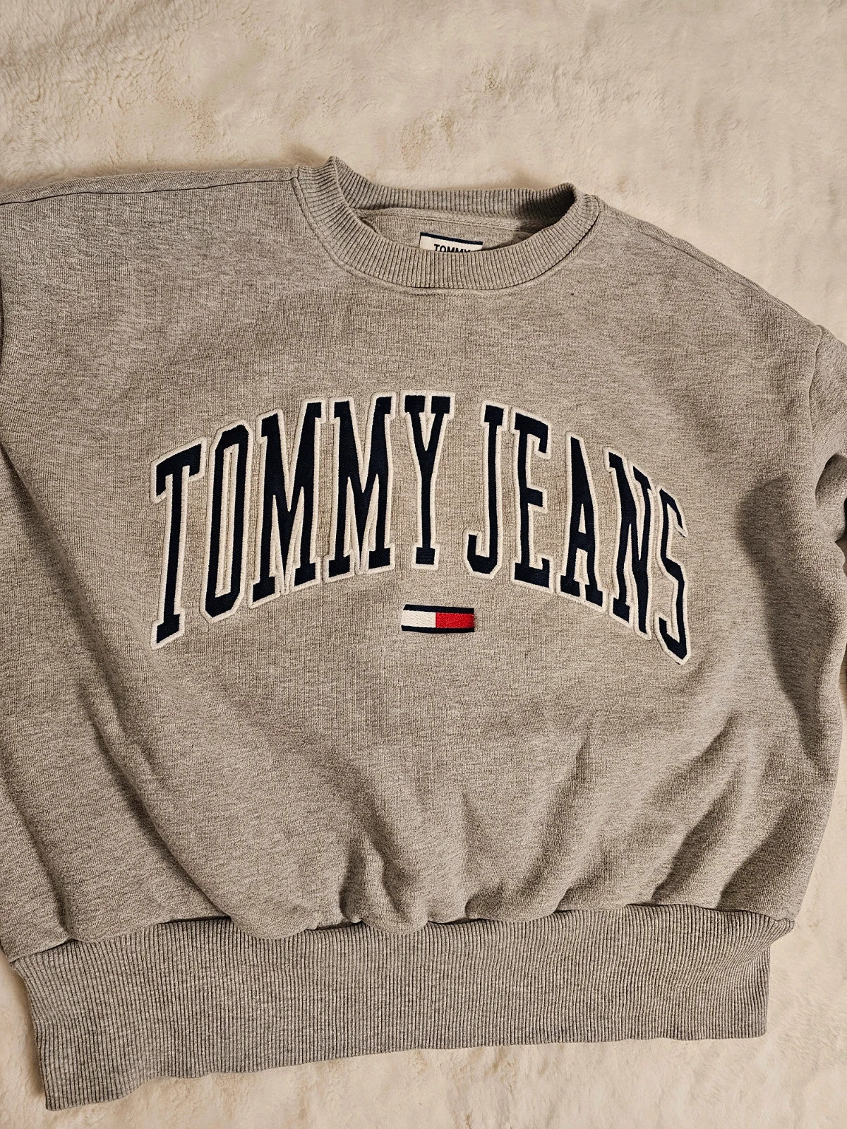 Tommy Jeans grey crew neck sweatshirt with logo, made of 100% cotton.
