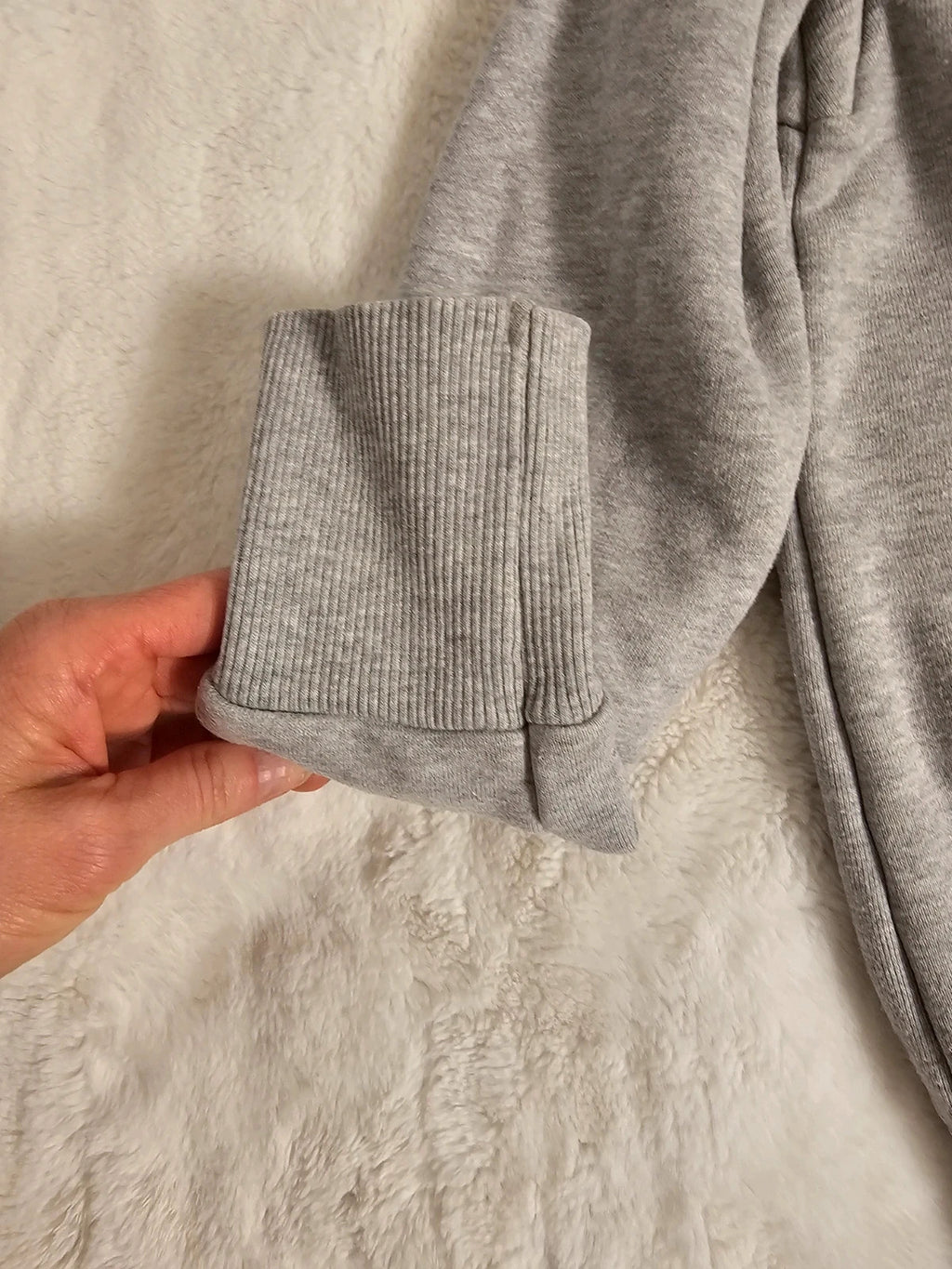 Tommy Jeans grey crew neck sweatshirt with logo, made of 100% cotton.