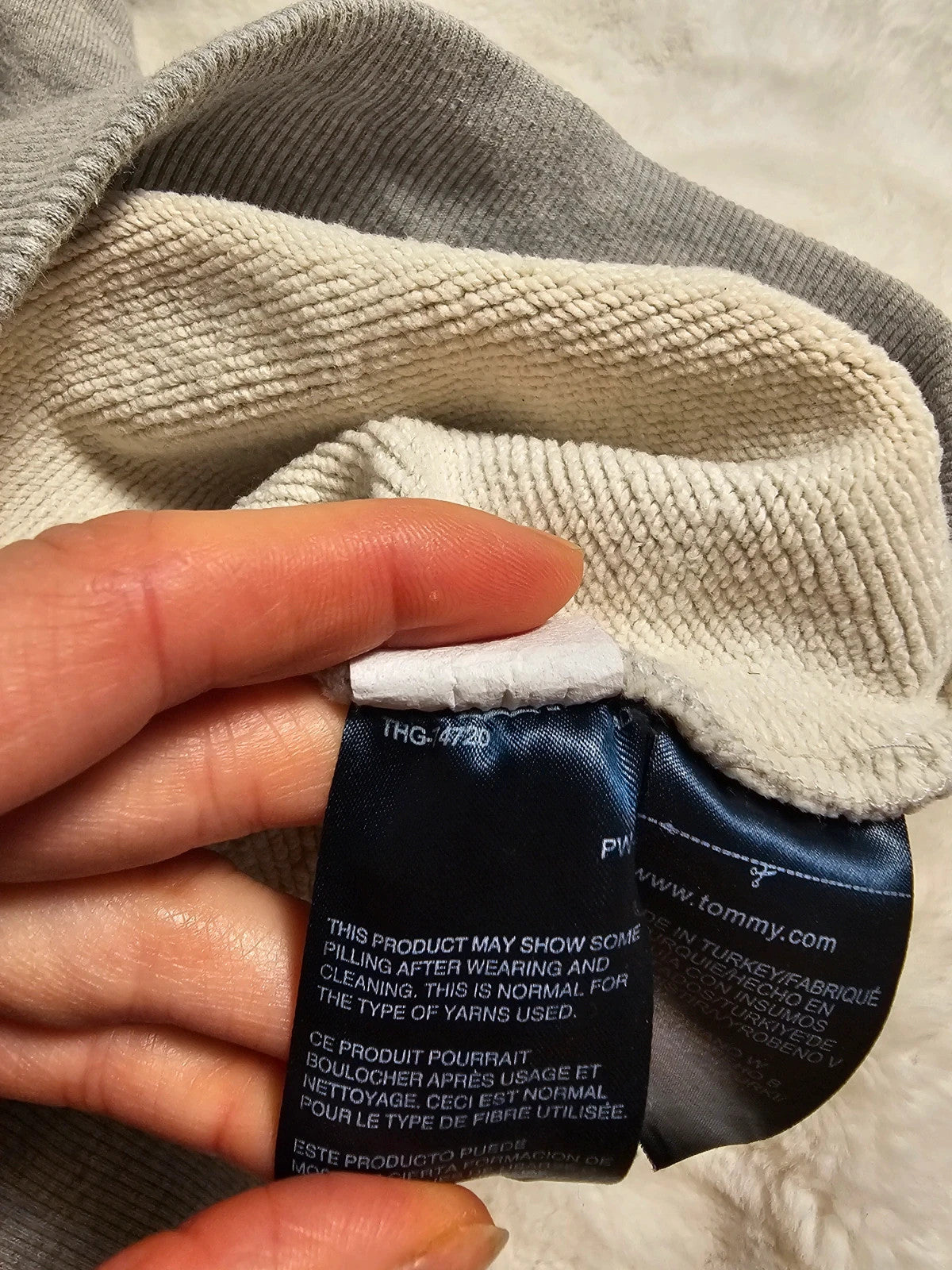 Tommy Jeans grey crew neck sweatshirt with logo, made of 100% cotton.