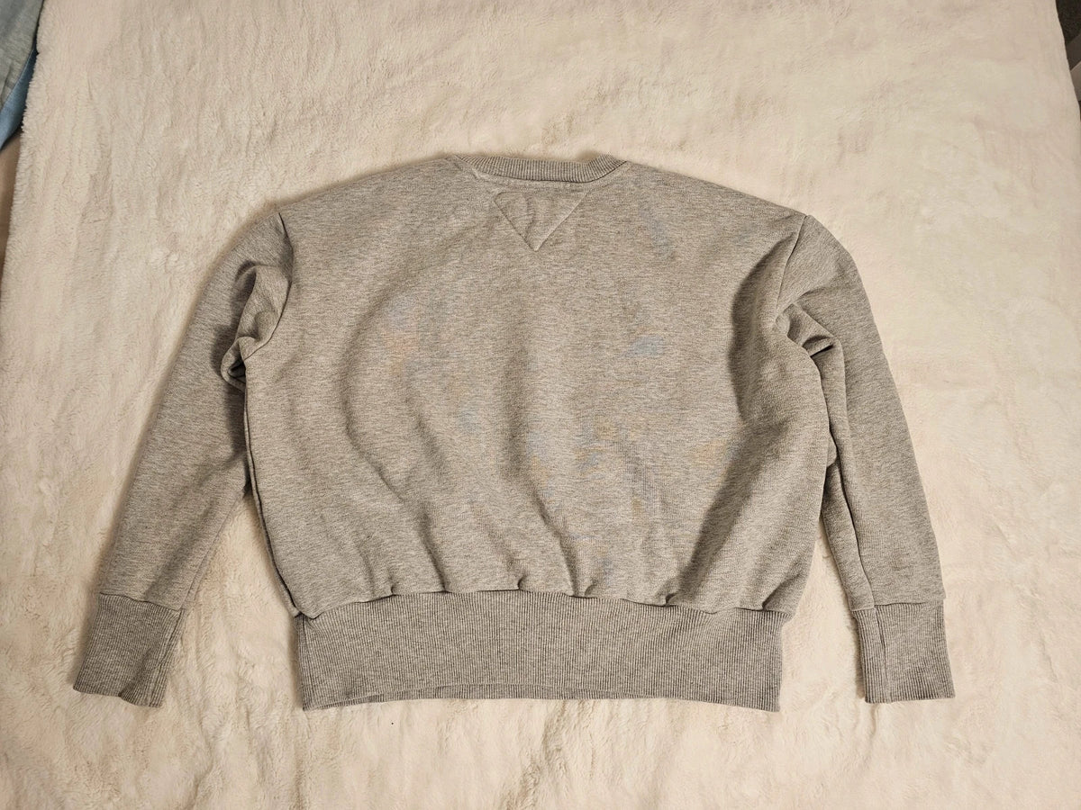 Tommy Jeans grey crew neck sweatshirt with logo, made of 100% cotton.