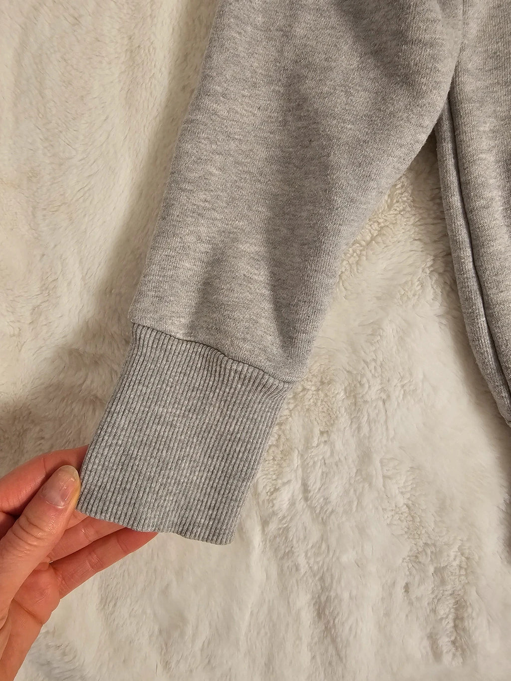 Tommy Jeans grey crew neck sweatshirt with logo, made of 100% cotton.