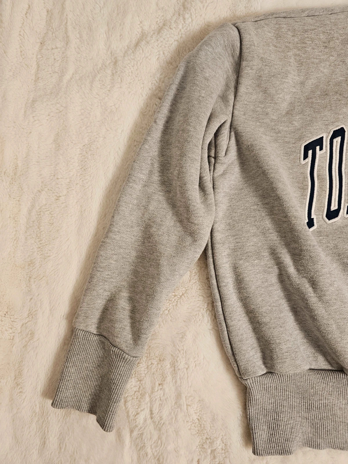Tommy Jeans grey crew neck sweatshirt with logo, made of 100% cotton.