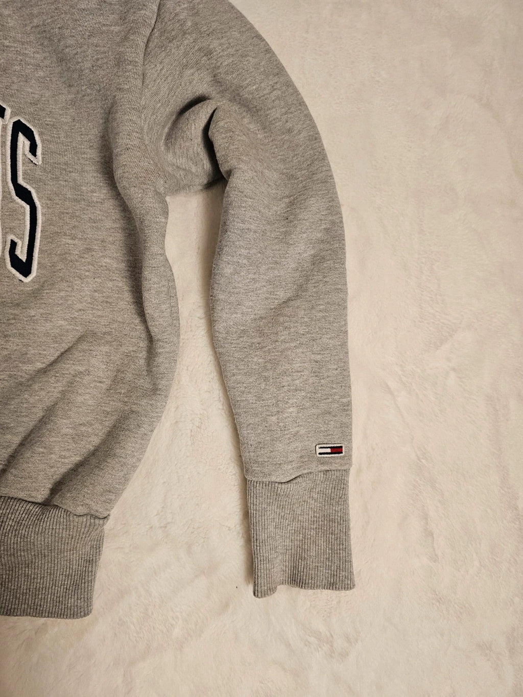 Tommy Jeans grey crew neck sweatshirt with logo, made of 100% cotton.
