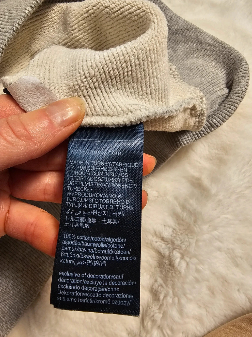 Tommy Jeans grey crew neck sweatshirt with logo, made of 100% cotton.