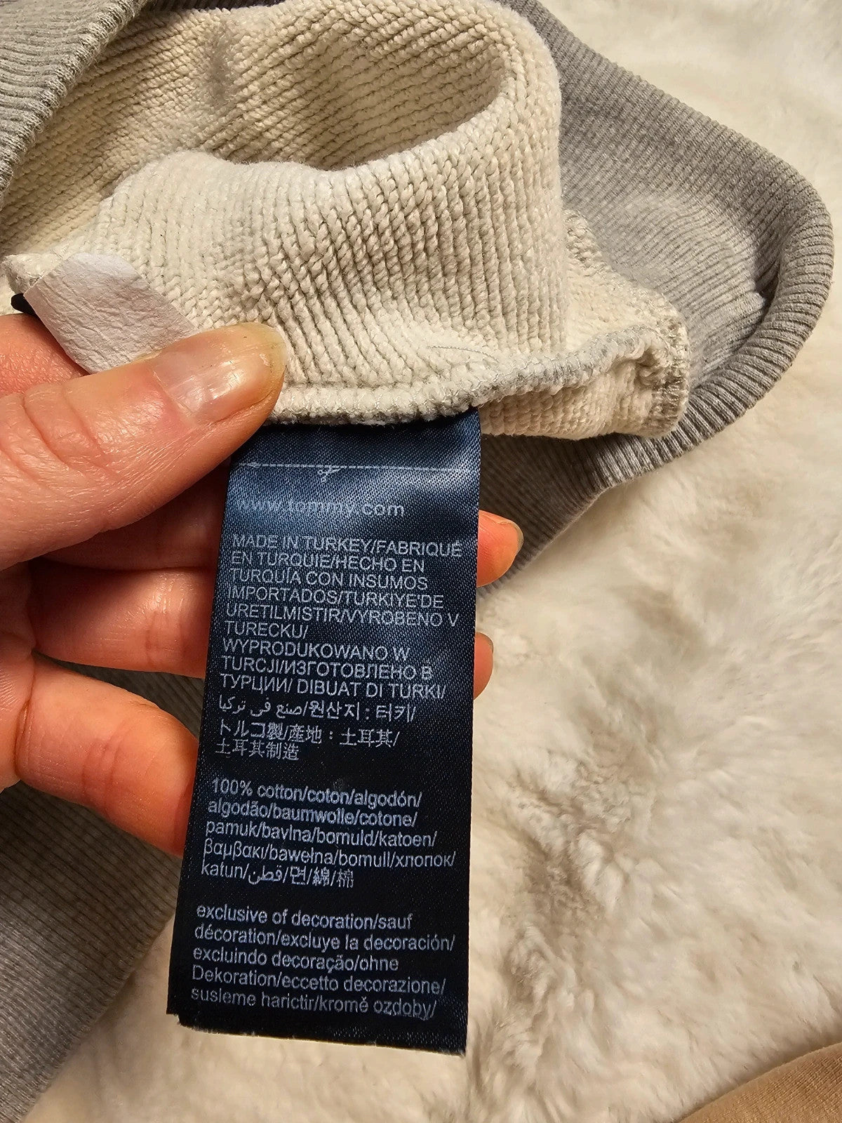 Tommy Jeans grey crew neck sweatshirt with logo, made of 100% cotton.